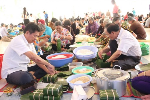 Quận Thủ Đức: 500 đòn bánh chưng, bánh tét tặng người dân nghèo và công nhân ăn tết