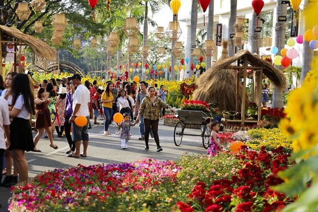 Nguoi Sai Gon choi tet som o hoi hoa xuan Phu My Hung