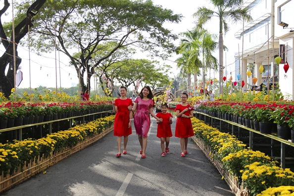 Nguoi Sai Gon choi tet som o hoi hoa xuan Phu My Hung