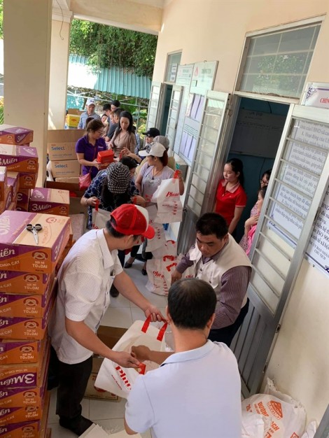 Công đoàn Báo Phụ Nữ TP.HCM và NSƯT Trịnh Kim Chi tặng quà tết cho người nghèo