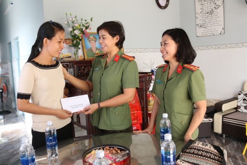 Hội Phụ nữ Công an TP.HCM: Thăm gia đình liệt sĩ – đại úy Phạm Phi Long