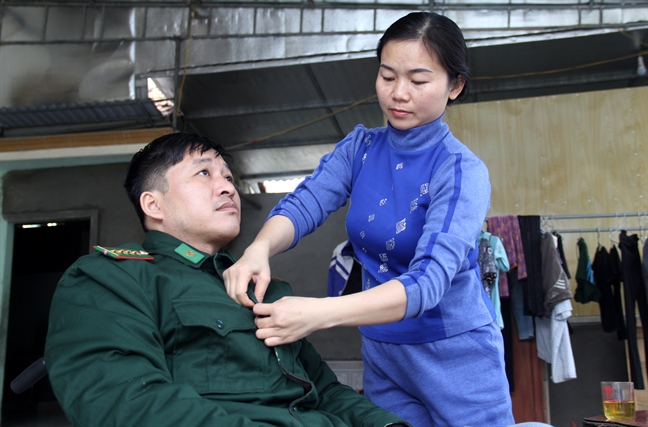 Buoc di tap tenh trong vong tay vo con cua nguoi linh tro ve tu ‘chien dia’ thoi binh