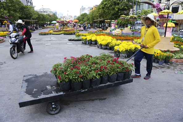 Duong hoa Nguyen Hue tat bat thi cong truoc ngay mo cua don khach