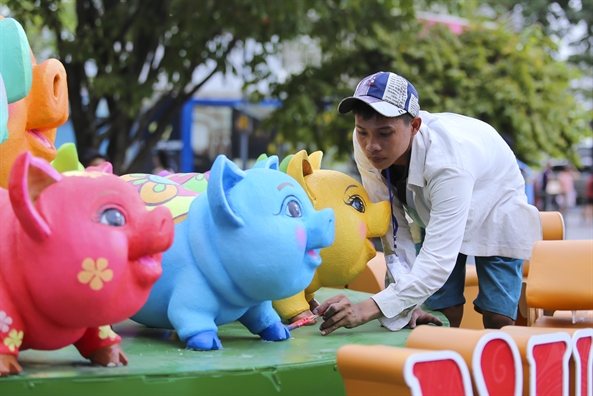 Duong hoa Nguyen Hue tat bat thi cong truoc ngay mo cua don khach