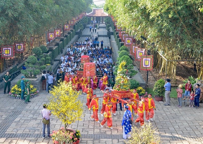 Lanh dao TP.HCM dang huong, dang hoa, dang banh tet dip tet Ky Hoi