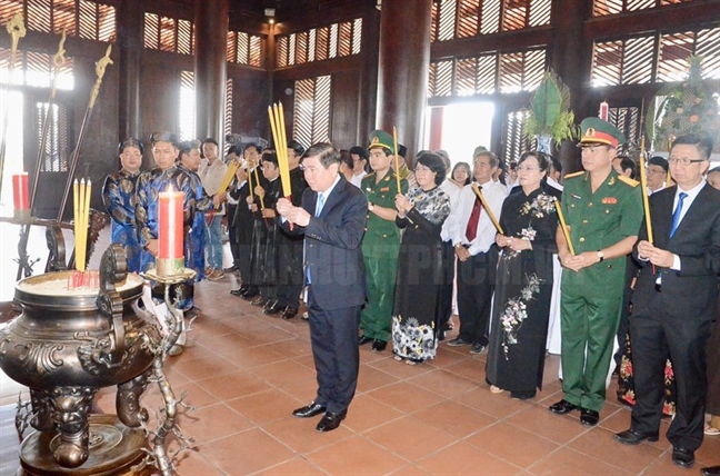 Lanh dao TP.HCM dang huong, dang hoa, dang banh tet dip tet Ky Hoi