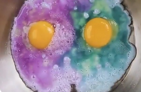 Cách tạo màu tự nhiên cho trứng chiên, lột vỏ trứng nhanh