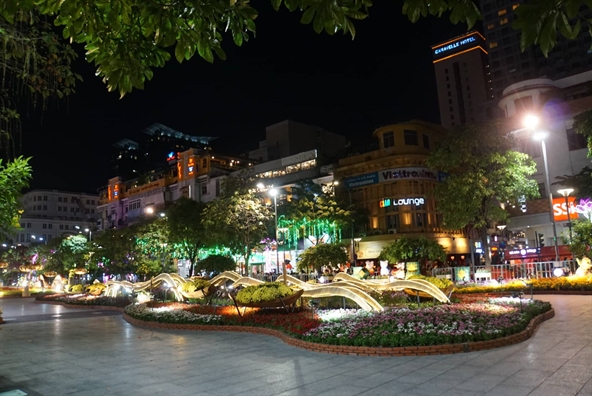 Bien nguoi chen chan tham quan duong hoa Nguyen Hue dem khai mac