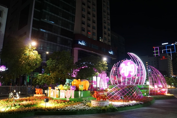 Bien nguoi chen chan tham quan duong hoa Nguyen Hue dem khai mac