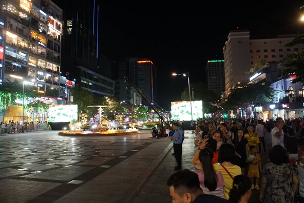 Bien nguoi chen chan tham quan duong hoa Nguyen Hue dem khai mac