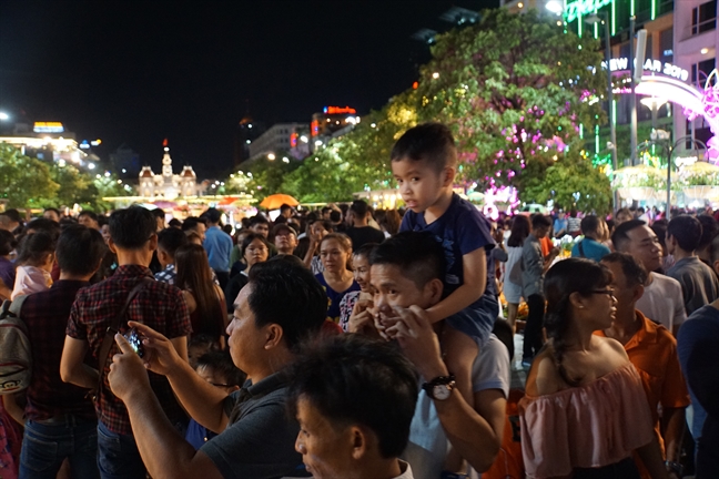 Bien nguoi chen chan tham quan duong hoa Nguyen Hue dem khai mac