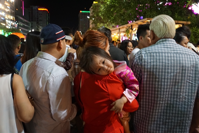 Bien nguoi chen chan tham quan duong hoa Nguyen Hue dem khai mac