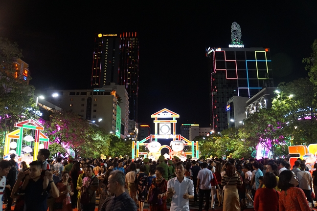 Bien nguoi chen chan tham quan duong hoa Nguyen Hue dem khai mac