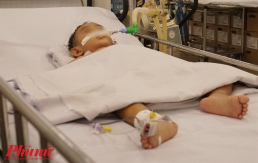 Bé trai thủng ruột vì cha bơm hơi vào hậu môn