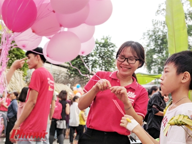 Tre ung thu tha canh thiep dau xuan kem bao mo uoc len troi xanh