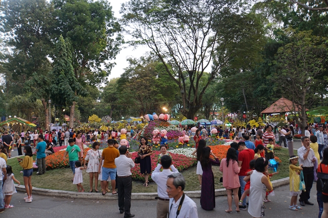 Nguoi dan un un ve trung tam TP.HCM du xuan, cho xem ban phao hoa don giao thua