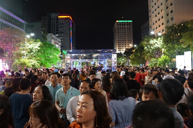 Nguoi dan un un ve trung tam TP.HCM du xuan, cho xem ban phao hoa don giao thua