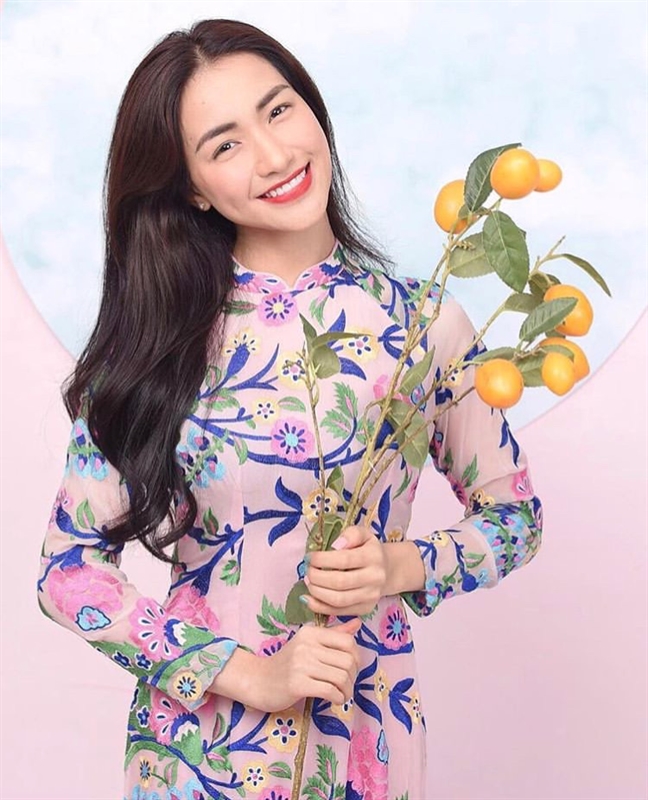 Sao Viet noi bat ngay mung 1 tet voi ta ao dai truyen thong