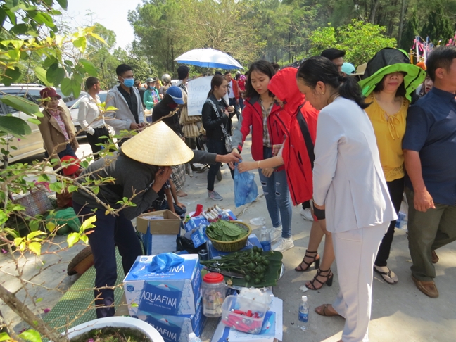 Nguoi dan xu Hue no nuc di chua le Phat ngay dau xuan