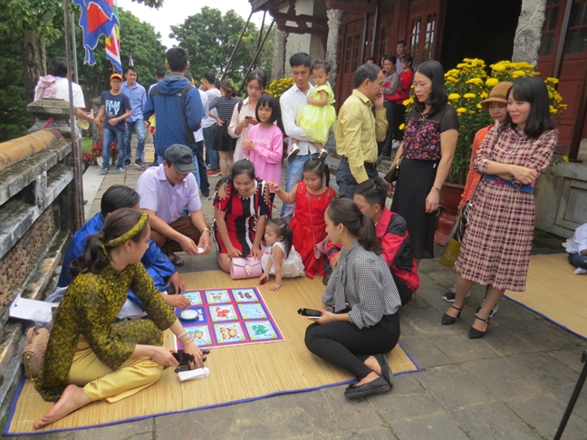 Khach do ve du xuan o Hoang cung xu Hue