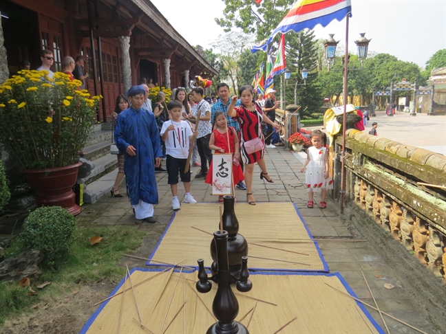 Khach do ve du xuan o Hoang cung xu Hue