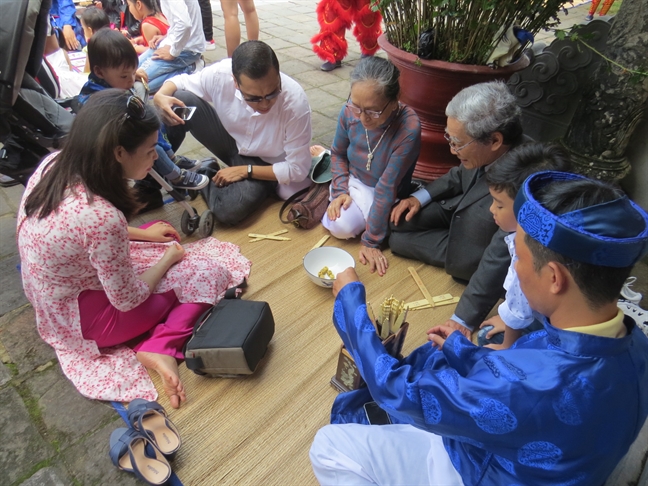 Khach do ve du xuan o Hoang cung xu Hue