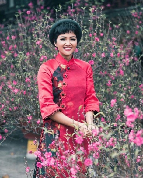 Sao Việt nổi bật ngày mùng 1 tết với tà áo dài truyền thống