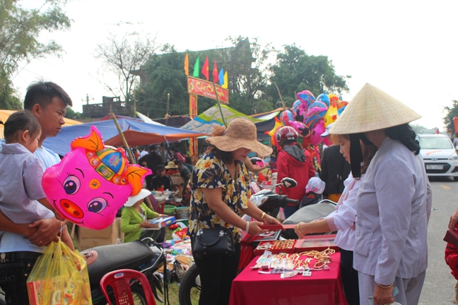 Ngay Tet di cho phien 300 nam ben pha Tam Giang