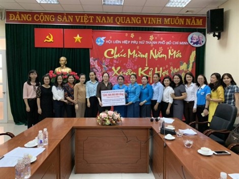 Hội LHPN TP.HCM trao tặng 500 triệu đồng cho Hội LHPN tỉnh Champasak - Lào