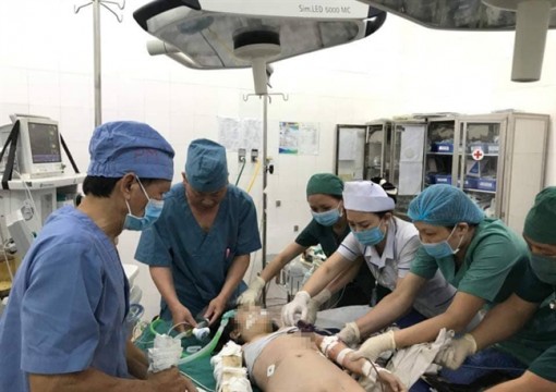 Bé gái bị tàu lượn siêu tốc ở công viên kéo vỡ gan, lá lách