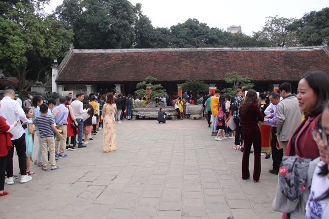 Ha Noi: Hang ngan nguoi doi nang xep hang dai tai Van Mieu de xin chu dau nam