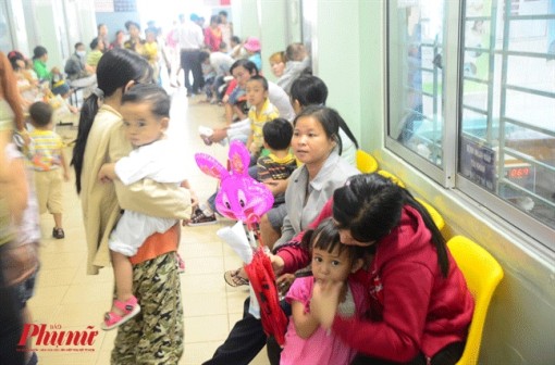 Bác sĩ hướng dẫn cách sơ cứu trẻ say nắng bằng 4 muỗng đường