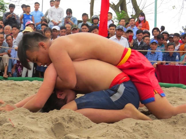 Tung bung khai hoi vat lang Thu Le - Thua Thien Hue