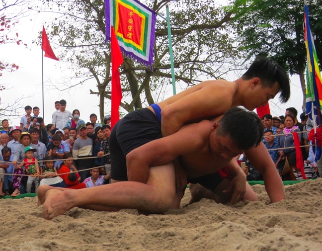 Tung bung khai hoi vat lang Thu Le - Thua Thien Hue