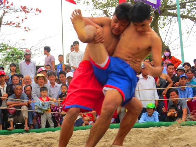 Tung bung khai hoi vat lang Thu Le - Thua Thien Hue