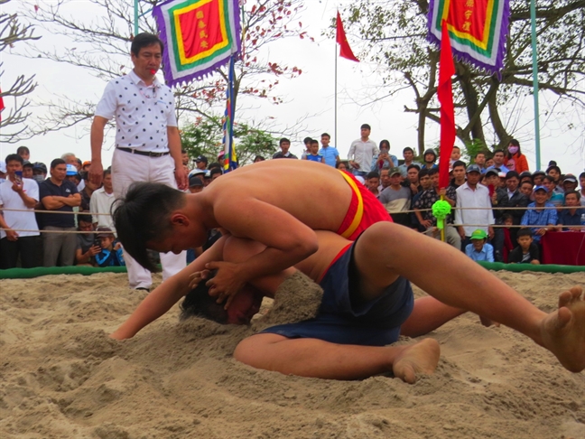 Tung bung khai hoi vat lang Thu Le - Thua Thien Hue