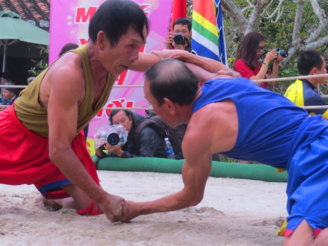 Tung bung khai hoi vat lang Thu Le - Thua Thien Hue