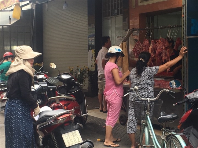 Ngay cuoi ky nghi tet, sieu thi thieu thuy hai san, rau xanh