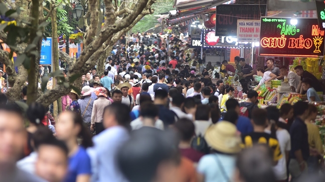 Du khach 'ta toi' sau nhieu gio chen lan tai le hoi chua Huong