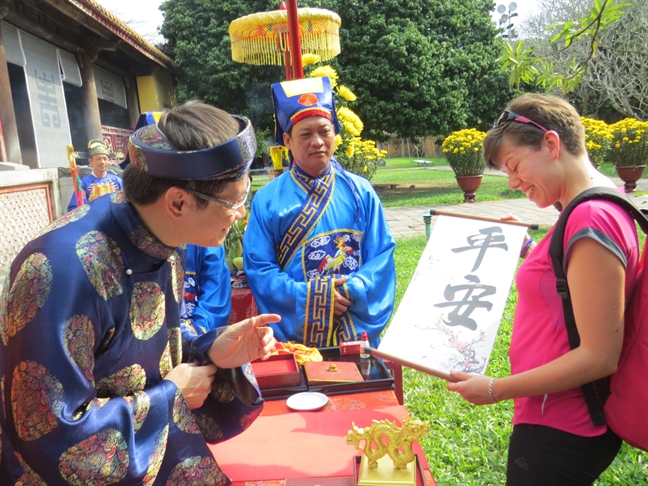 Du khach xem ha neu, khai an o hoang cung xu Hue