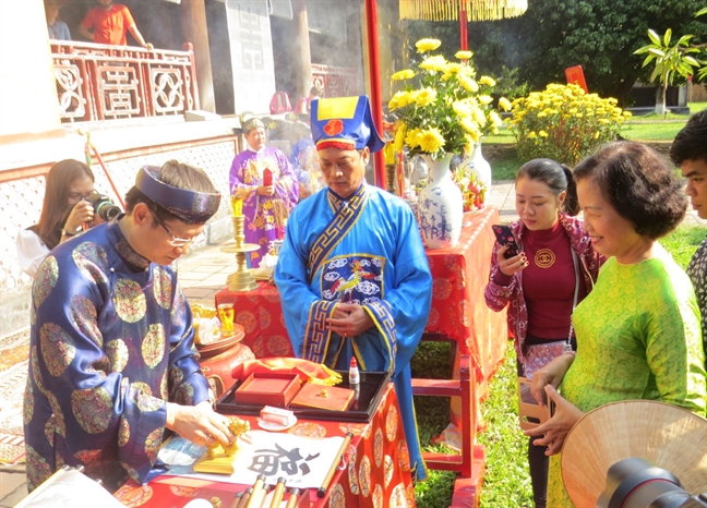 Du khach xem ha neu, khai an o hoang cung xu Hue