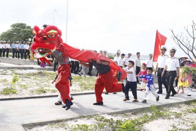 Di le chua ngay xuan tren dao Song Tu Tay