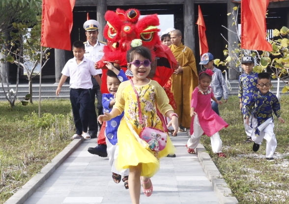 Di le chua ngay xuan tren dao Song Tu Tay