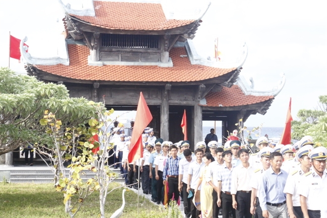 Di le chua ngay xuan tren dao Song Tu Tay