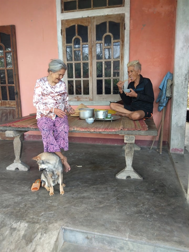 60 nam van hanh phuc du chang can toi mot loi noi yeu thuong