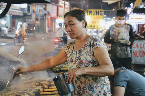 Duong ban ca nuong o Sai Gon lam xuyen dem phuc vu via Than Tai