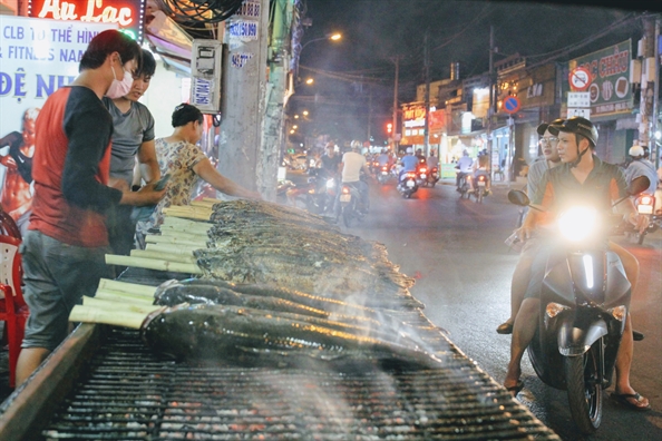 Duong ban ca nuong o Sai Gon lam xuyen dem phuc vu via Than Tai