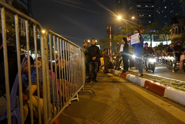 Ha Noi: Chan duong de hang ngan nguoi ngoi cau an truoc cong chua Phuc Khanh