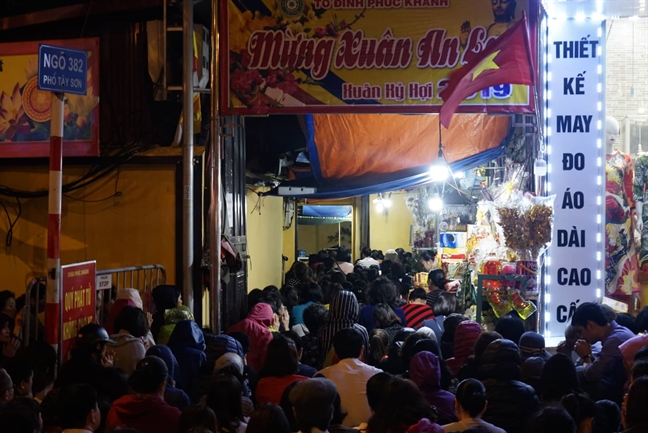 Ha Noi: Chan duong de hang ngan nguoi ngoi cau an truoc cong chua Phuc Khanh