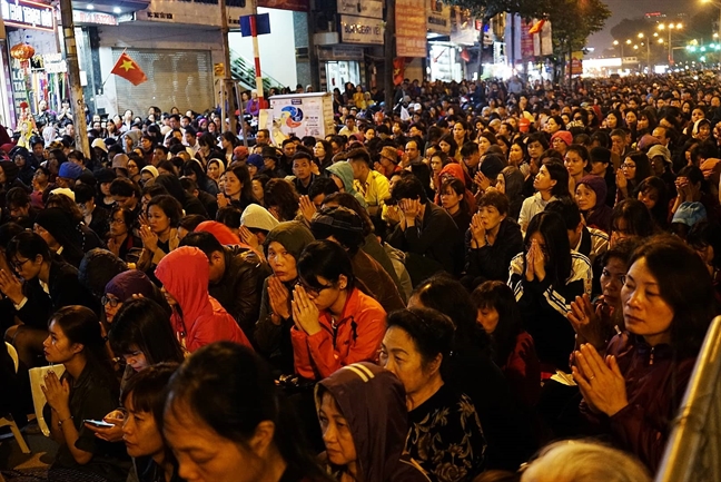 Ha Noi: Chan duong de hang ngan nguoi ngoi cau an truoc cong chua Phuc Khanh